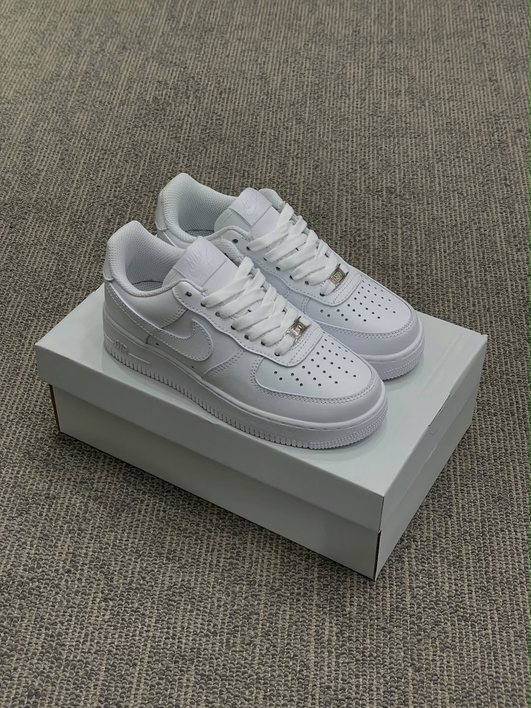 AIRFORCE 1 PLAIN (Black and White)